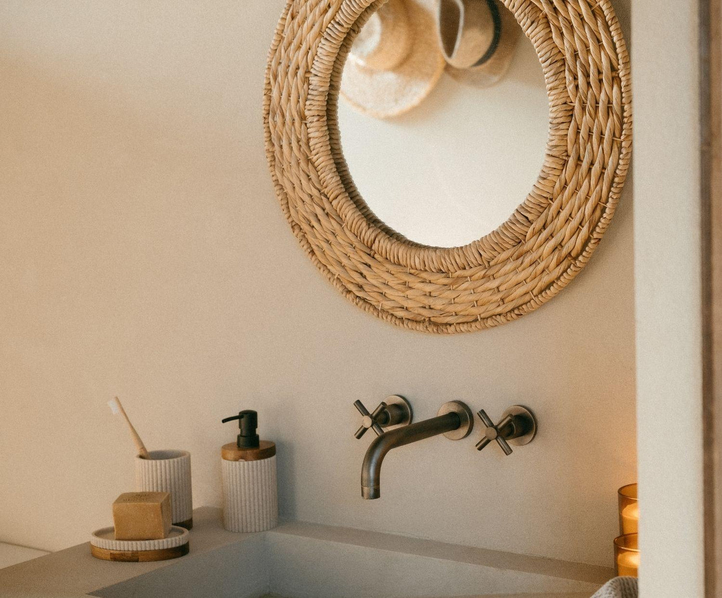 Portacepillos Beige de Poliresina y Madera de Acacia Ø8×11 cm Andrea House