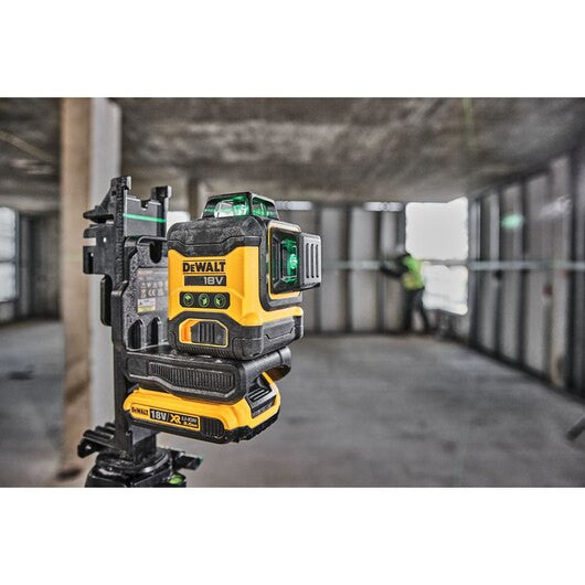 Green 3-line 360° self-leveling laser level with 18V Li-Ion 2Ah battery Dewalt DCLE34031D1