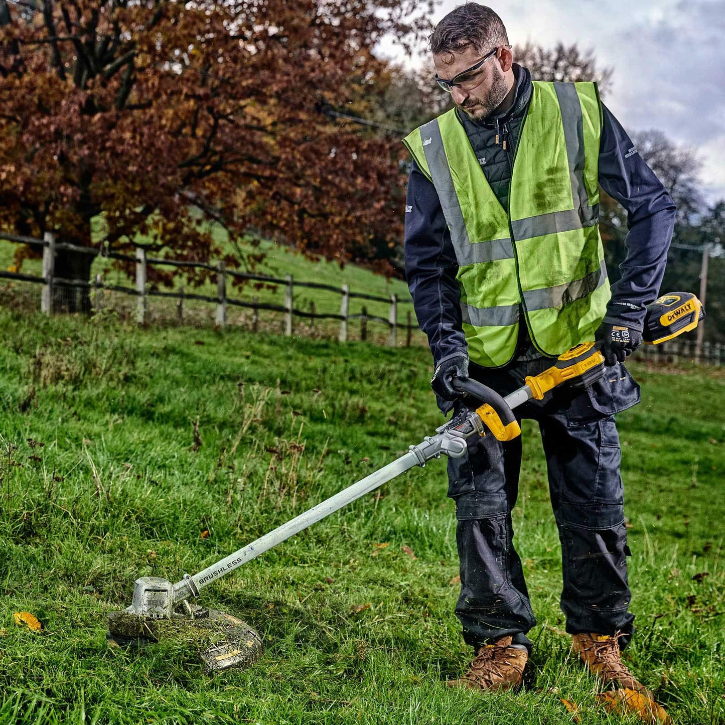 Combo set: DCMHT563 Hedge Trimmer + DCMST561 Edge Trimmer + 2 batteries 5ah 18V + Dewalt DCMST561HT Charger
