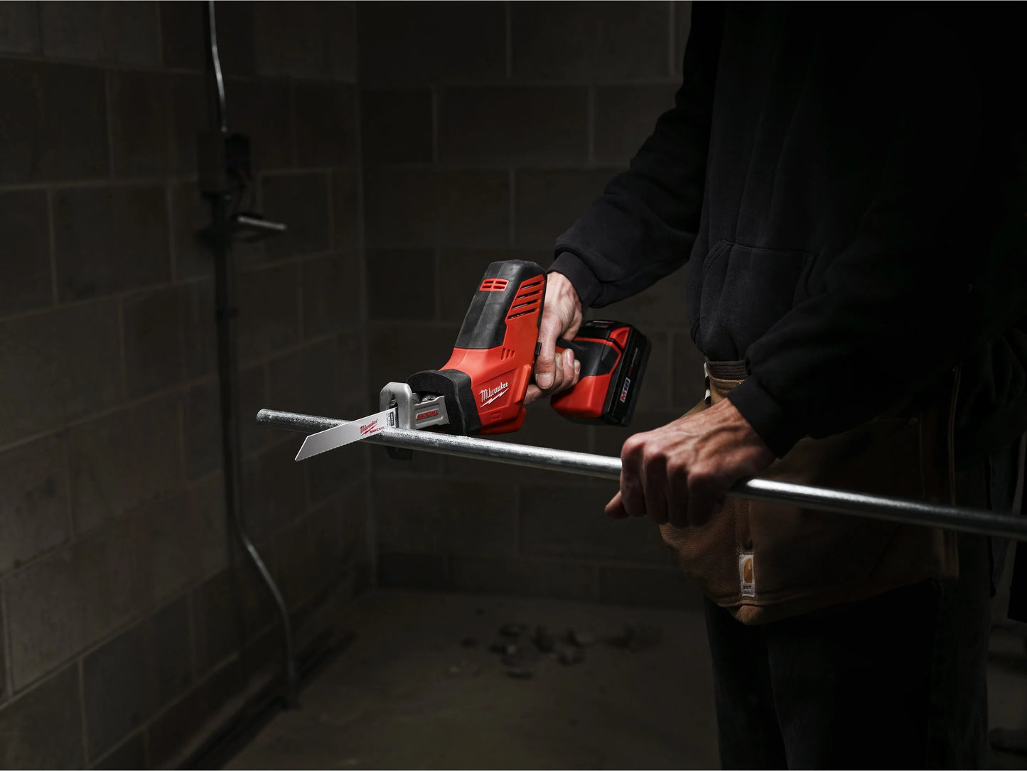 Sierra de Sable M18 con 2 batería 4Ah + cargador + bolsa Milwaukee C18 HZ-402B